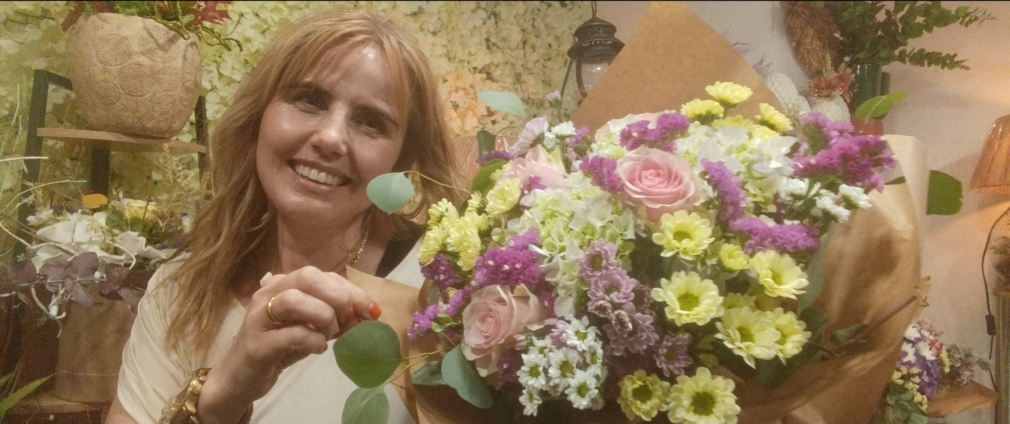Florista a preparar um ramo na loja Fatirosa em Penafiel